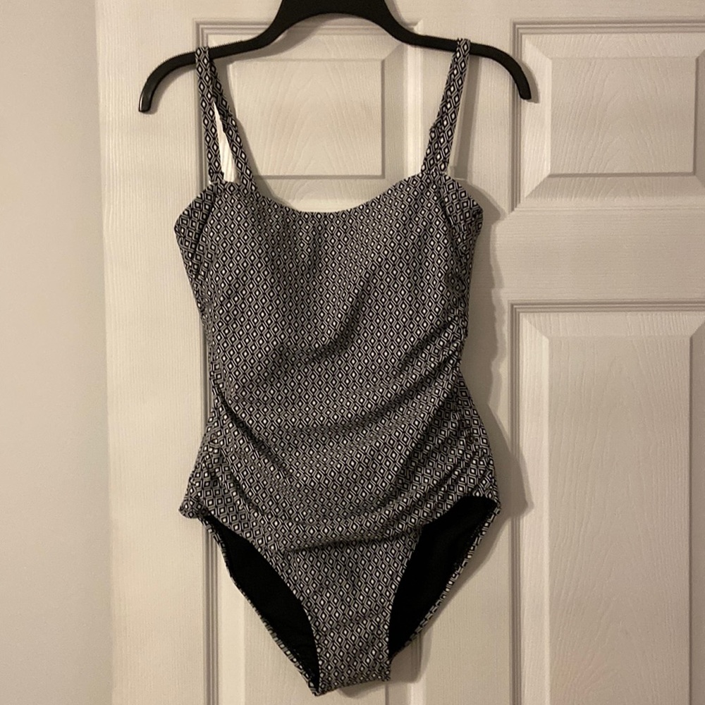 DKNY Swimsuit size L brand new with tag beautiful one piece black and white